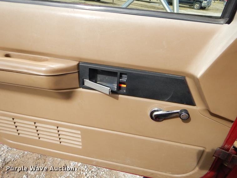 image for item FQ9669 2002 GMC C6500 flatbed truck