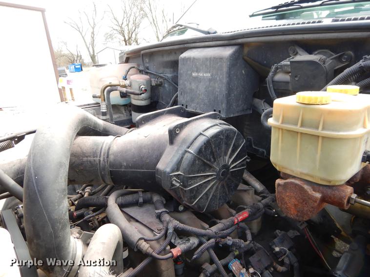 image for item FQ9669 2002 GMC C6500 flatbed truck