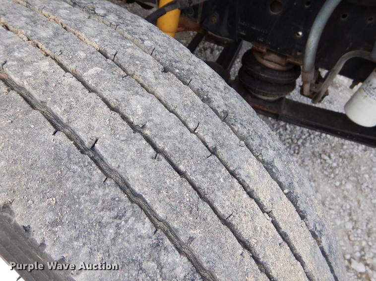 image for item FQ9669 2002 GMC C6500 flatbed truck