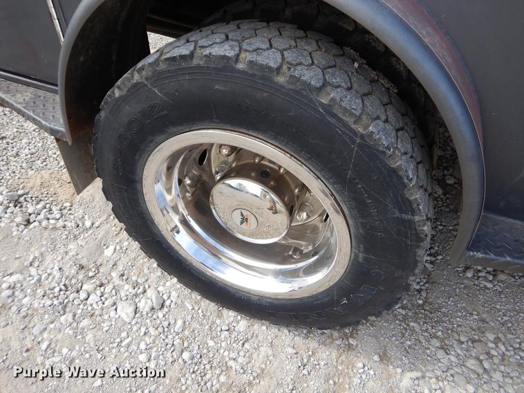 image for item FQ9669 2002 GMC C6500 flatbed truck