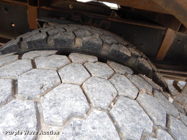 image for item FQ9669 2002 GMC C6500 flatbed truck