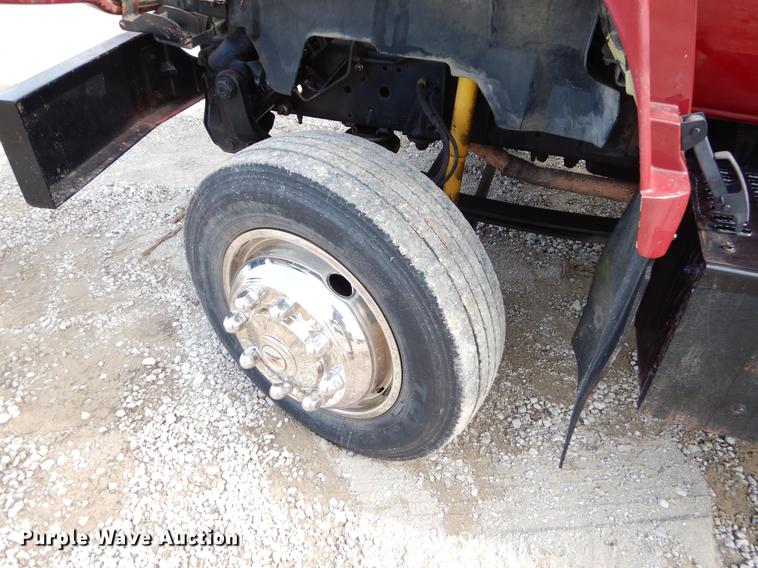 image for item FQ9669 2002 GMC C6500 flatbed truck