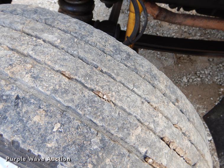 image for item FQ9669 2002 GMC C6500 flatbed truck