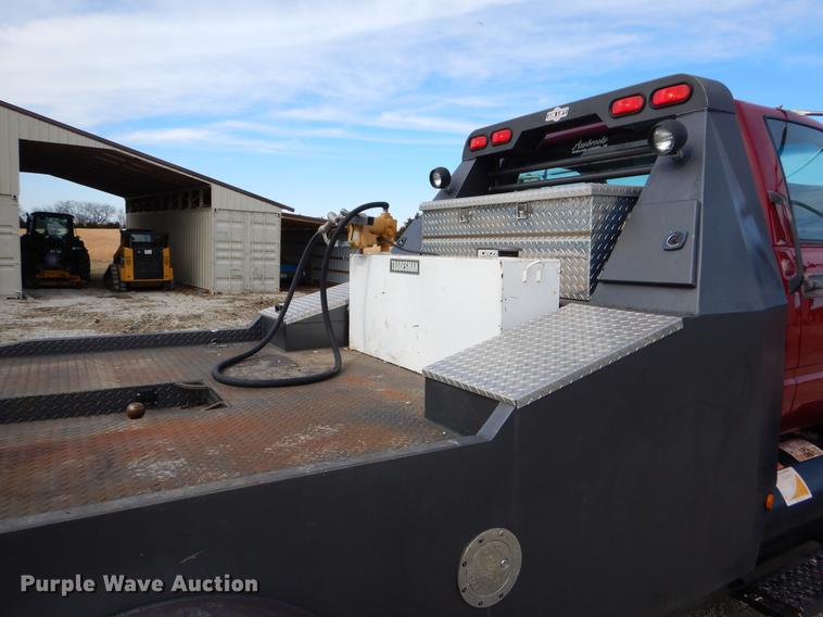 image for item FQ9669 2002 GMC C6500 flatbed truck