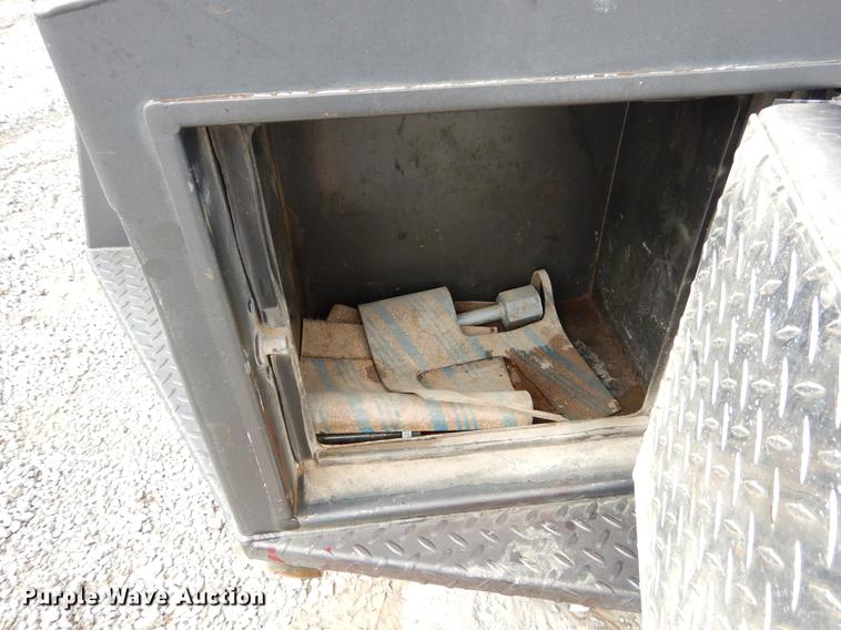 image for item FQ9669 2002 GMC C6500 flatbed truck