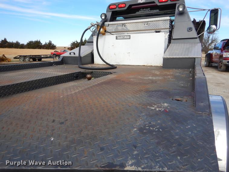 image for item FQ9669 2002 GMC C6500 flatbed truck