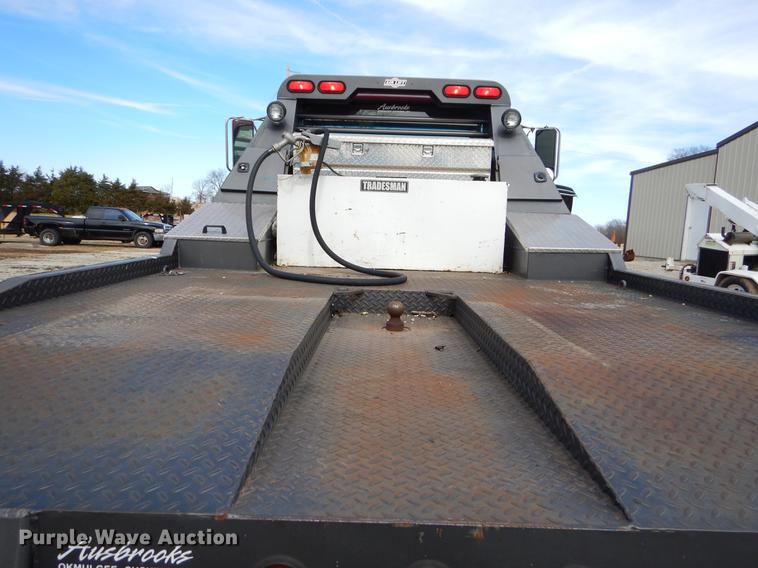 image for item FQ9669 2002 GMC C6500 flatbed truck