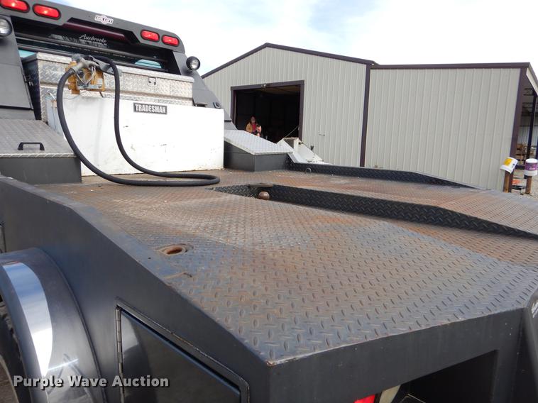 image for item FQ9669 2002 GMC C6500 flatbed truck