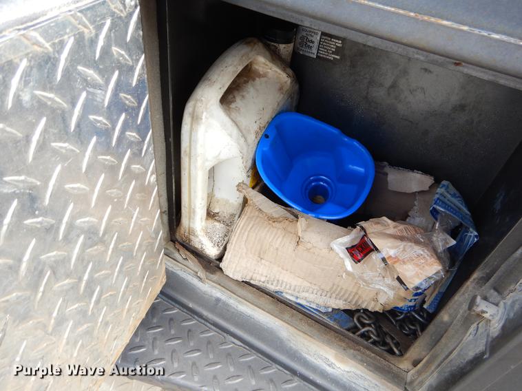 image for item FQ9669 2002 GMC C6500 flatbed truck