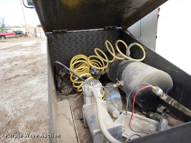 image for item FQ9669 2002 GMC C6500 flatbed truck