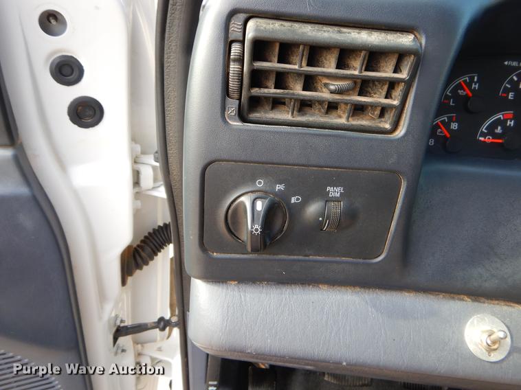 image for item FQ9671 2000 Ford F450 Super Duty XL flatbed truck