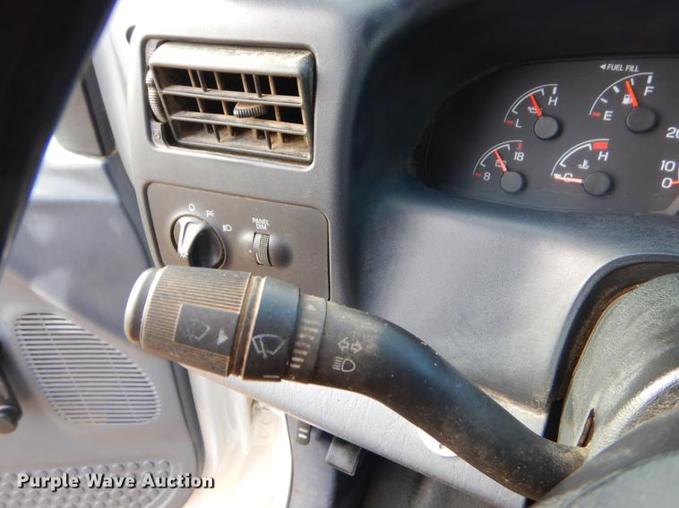 image for item FQ9671 2000 Ford F450 Super Duty XL flatbed truck