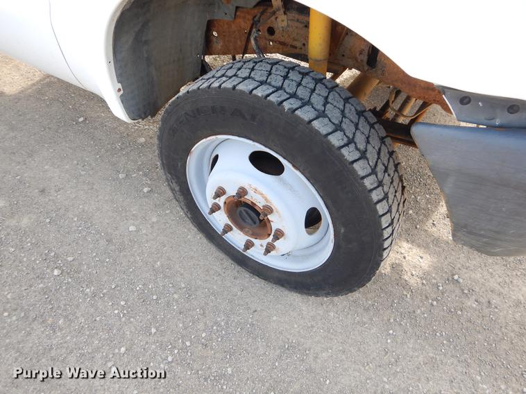 image for item FQ9671 2000 Ford F450 Super Duty XL flatbed truck