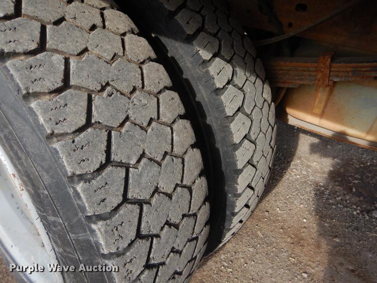 image for item FQ9671 2000 Ford F450 Super Duty XL flatbed truck