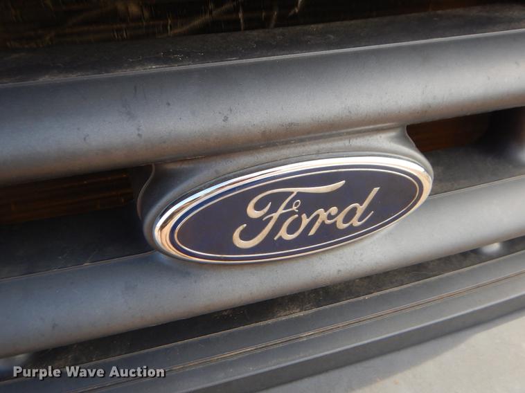 image for item FQ9671 2000 Ford F450 Super Duty XL flatbed truck