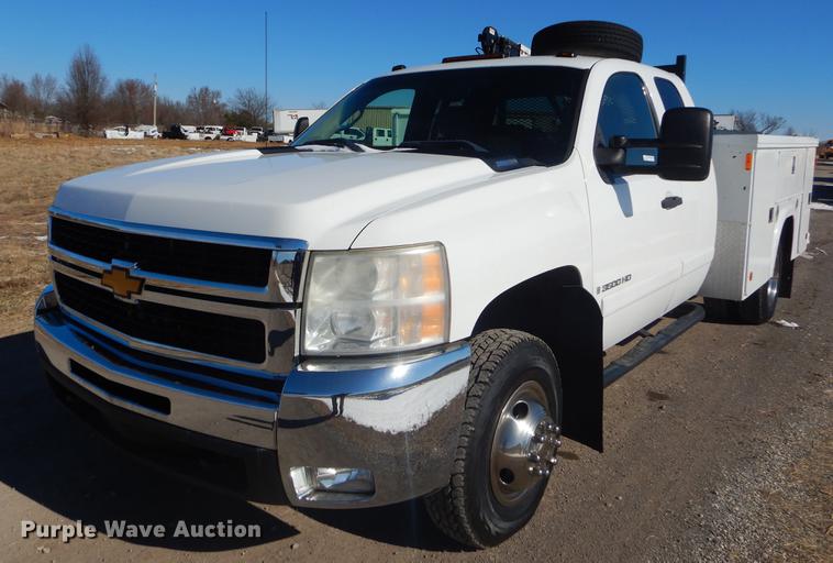 image for item FQ9730 2007 Chevrolet Silverado 3500HD Ext. Cab utility bed pickup truck with crane
