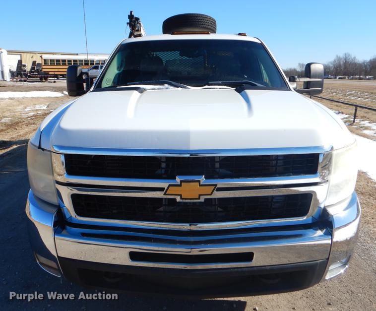 image for item FQ9730 2007 Chevrolet Silverado 3500HD Ext. Cab utility bed pickup truck with crane