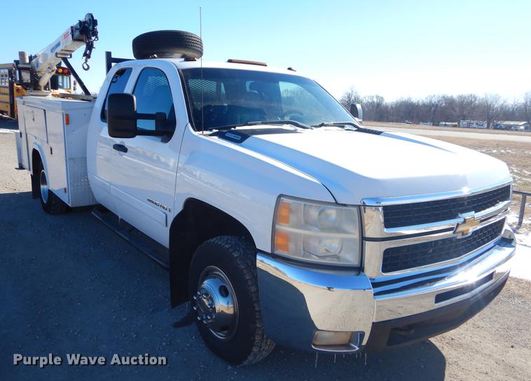 image for item FQ9730 2007 Chevrolet Silverado 3500HD Ext. Cab utility bed pickup truck with crane