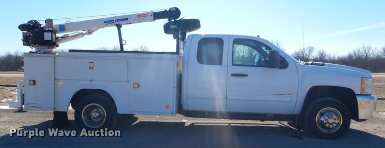 image for item FQ9730 2007 Chevrolet Silverado 3500HD Ext. Cab utility bed pickup truck with crane