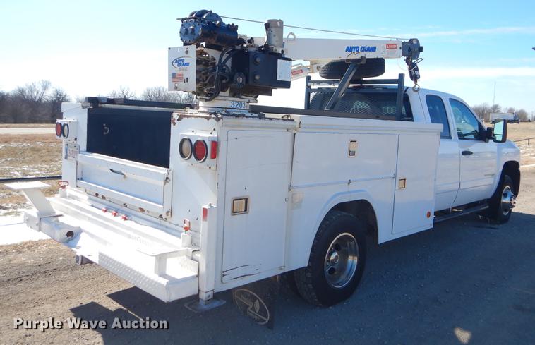 image for item FQ9730 2007 Chevrolet Silverado 3500HD Ext. Cab utility bed pickup truck with crane
