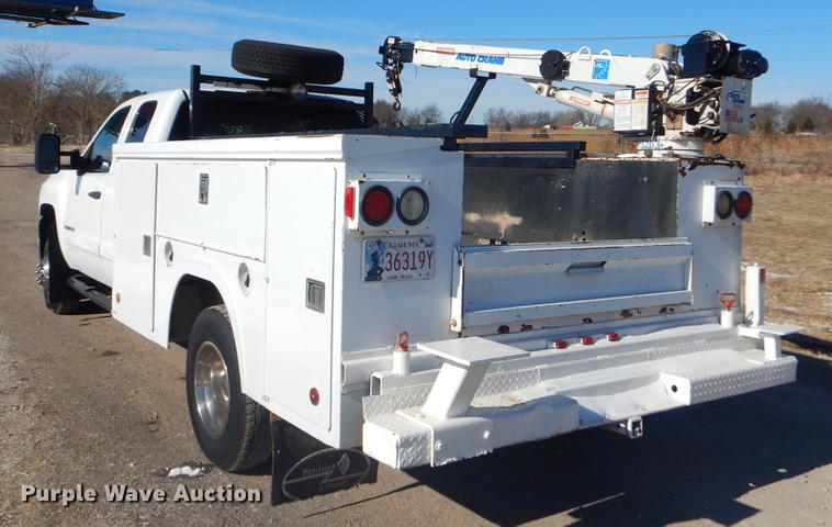 image for item FQ9730 2007 Chevrolet Silverado 3500HD Ext. Cab utility bed pickup truck with crane