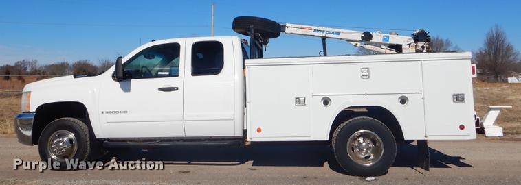 image for item FQ9730 2007 Chevrolet Silverado 3500HD Ext. Cab utility bed pickup truck with crane