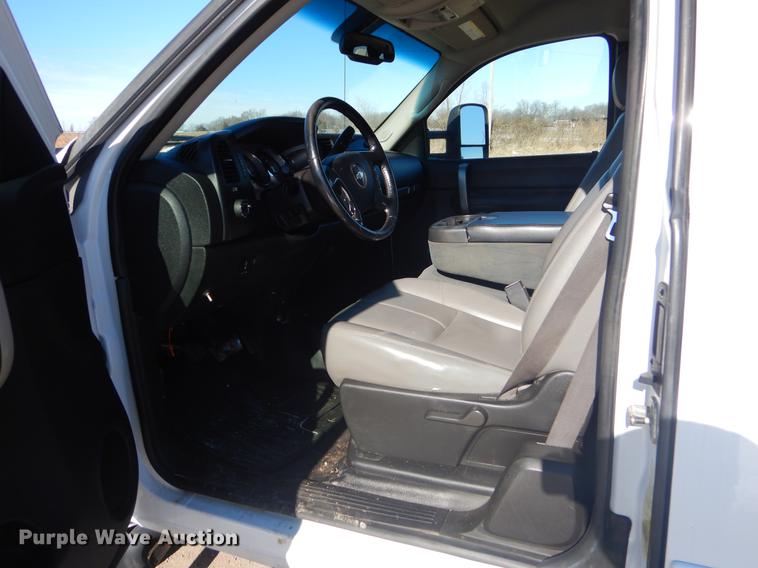 image for item FQ9730 2007 Chevrolet Silverado 3500HD Ext. Cab utility bed pickup truck with crane