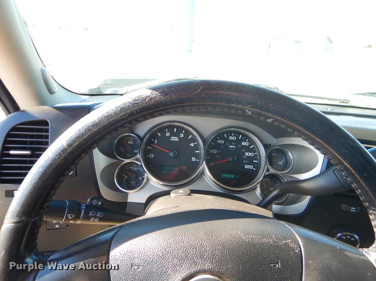 image for item FQ9730 2007 Chevrolet Silverado 3500HD Ext. Cab utility bed pickup truck with crane