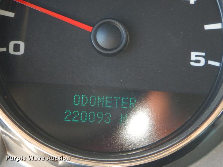 image for item FQ9730 2007 Chevrolet Silverado 3500HD Ext. Cab utility bed pickup truck with crane