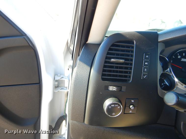 image for item FQ9730 2007 Chevrolet Silverado 3500HD Ext. Cab utility bed pickup truck with crane