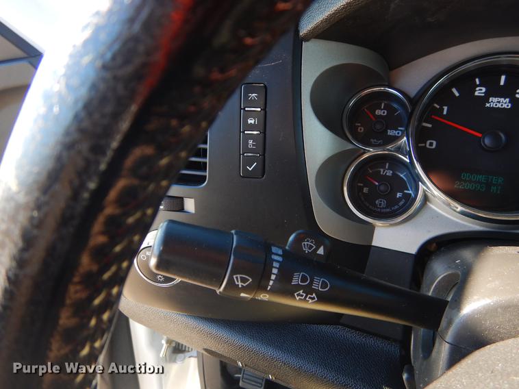 image for item FQ9730 2007 Chevrolet Silverado 3500HD Ext. Cab utility bed pickup truck with crane