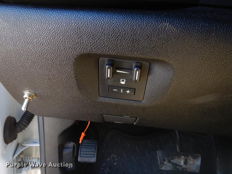 image for item FQ9730 2007 Chevrolet Silverado 3500HD Ext. Cab utility bed pickup truck with crane