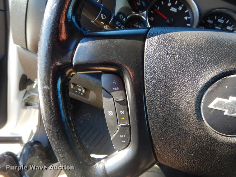 image for item FQ9730 2007 Chevrolet Silverado 3500HD Ext. Cab utility bed pickup truck with crane