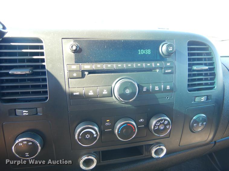 image for item FQ9730 2007 Chevrolet Silverado 3500HD Ext. Cab utility bed pickup truck with crane