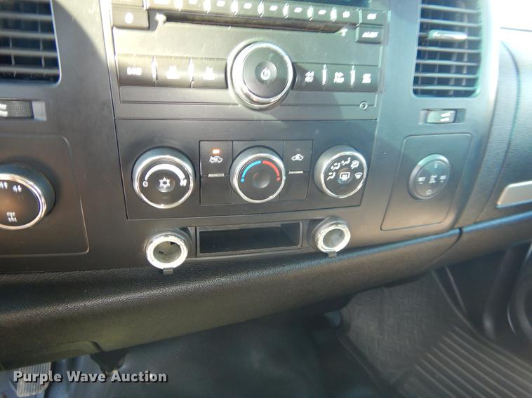 image for item FQ9730 2007 Chevrolet Silverado 3500HD Ext. Cab utility bed pickup truck with crane