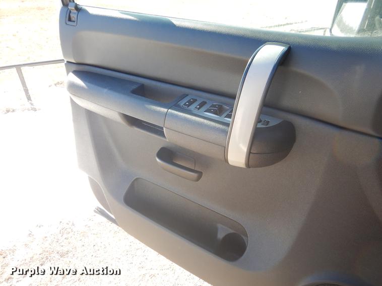 image for item FQ9730 2007 Chevrolet Silverado 3500HD Ext. Cab utility bed pickup truck with crane