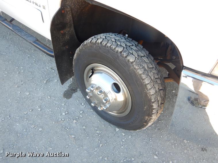 image for item FQ9730 2007 Chevrolet Silverado 3500HD Ext. Cab utility bed pickup truck with crane