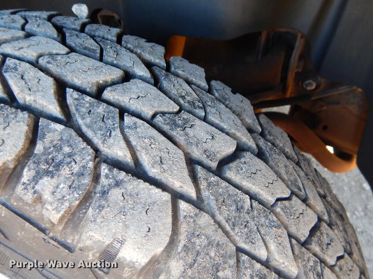 image for item FQ9730 2007 Chevrolet Silverado 3500HD Ext. Cab utility bed pickup truck with crane