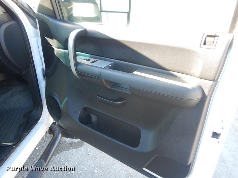 image for item FQ9730 2007 Chevrolet Silverado 3500HD Ext. Cab utility bed pickup truck with crane