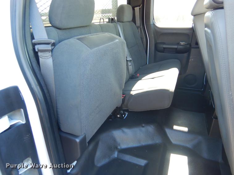 image for item FQ9730 2007 Chevrolet Silverado 3500HD Ext. Cab utility bed pickup truck with crane