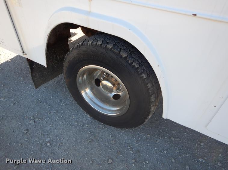 image for item FQ9730 2007 Chevrolet Silverado 3500HD Ext. Cab utility bed pickup truck with crane