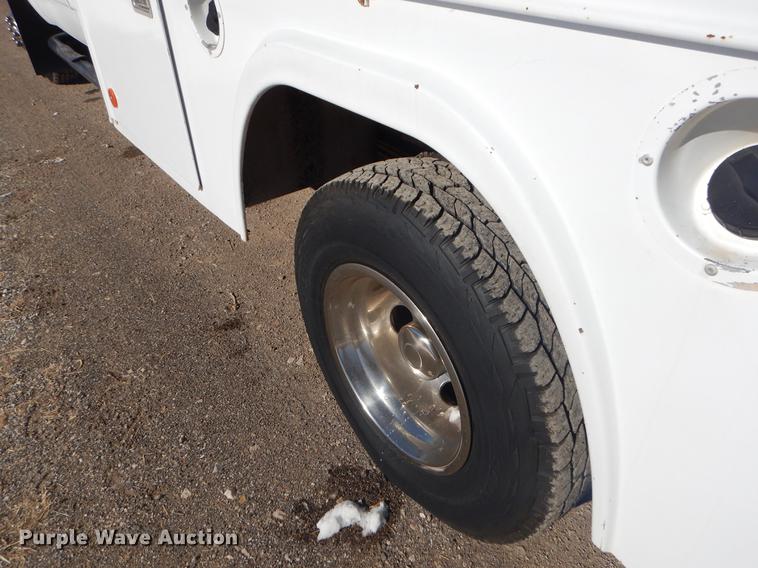 image for item FQ9730 2007 Chevrolet Silverado 3500HD Ext. Cab utility bed pickup truck with crane