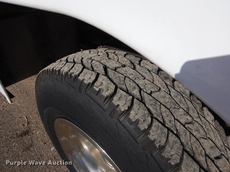 image for item FQ9730 2007 Chevrolet Silverado 3500HD Ext. Cab utility bed pickup truck with crane