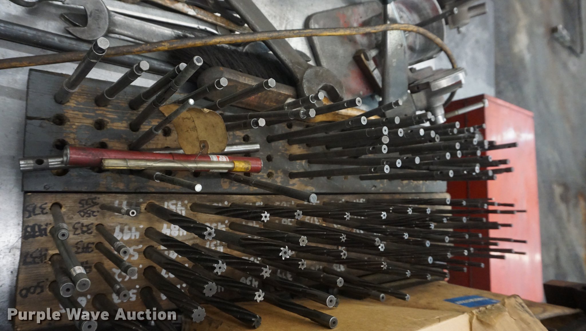 Cylinder head reconditioning equipment in Kansas City, KS Item DI9375