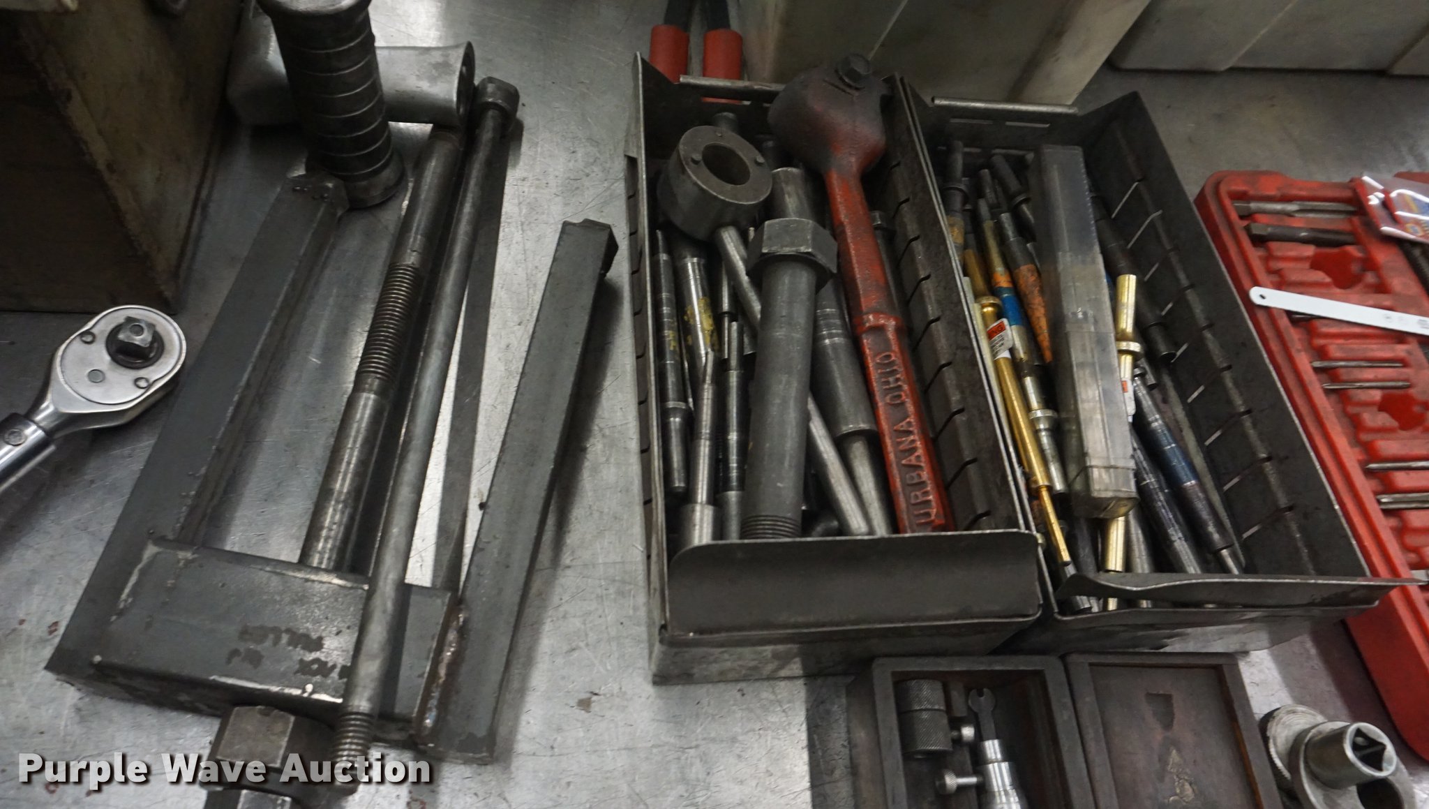 Cylinder head reconditioning equipment in Kansas City, KS Item DI9375