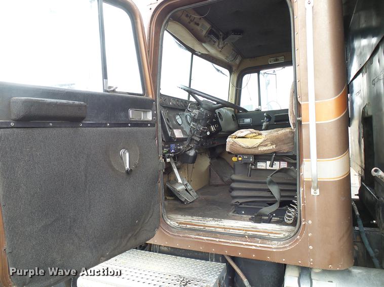 image for item DD5997 1984 International Transtar 4370 dump truck