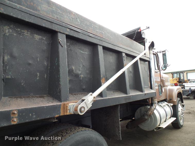 image for item DD5997 1984 International Transtar 4370 dump truck
