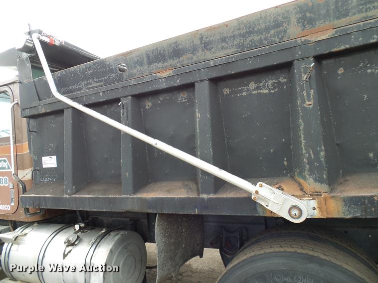 image for item DD5997 1984 International Transtar 4370 dump truck