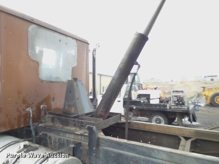 image for item DD5997 1984 International Transtar 4370 dump truck