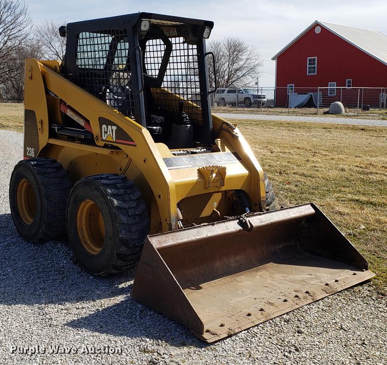 image for item AV9268 2001 Caterpillar 236 skid steer
